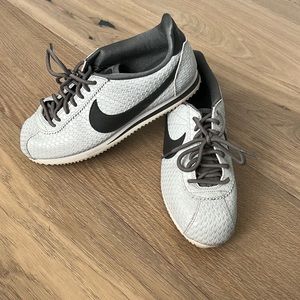 Nike Classic Cortez
Metallic Pewter (W) size 9.5